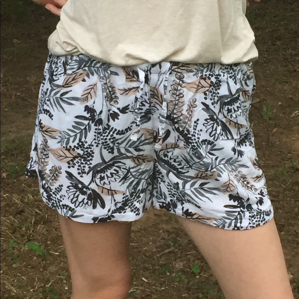 🌷juniors floral white, black, and tan shorts🌺